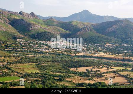 Montemaggiore, haute-Corse, Corse, France. Vue sur la vallée du Fiume Secco jusqu'à Calenzana, terminus nord de l'emblématique sentier de randonnée GR 20. Banque D'Images