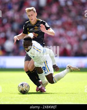 Wilfried Gnonto de Leeds United (à droite) et Flynn Downes de Southampton se battent pour la bataille de balle pour le ballon lors de la finale des play-off du Sky Bet Championship au stade de Wembley, Londres. Date de la photo : dimanche 26 mai 2024. Banque D'Images