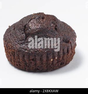 Gâteau de muffins au chocolat isolé, Close up Chocolate cupcake sur fond blanc. Banque D'Images