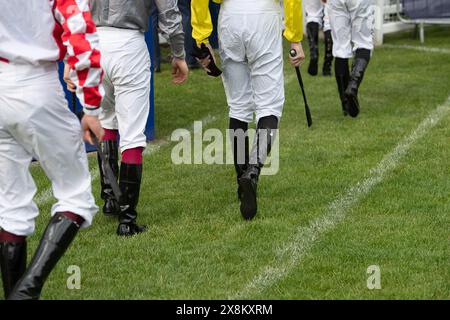 Windsor, Royaume-Uni. 25 mai 2024. Les jockeys se dirigent vers le Parade Ring pour rouler dans le Sri Lanka Paradise Island handicap Stakes au Royal Windsor Racecourse lors de la soirée d'ouverture d'été. Crédit : Maureen McLean/Alamy Live News Banque D'Images