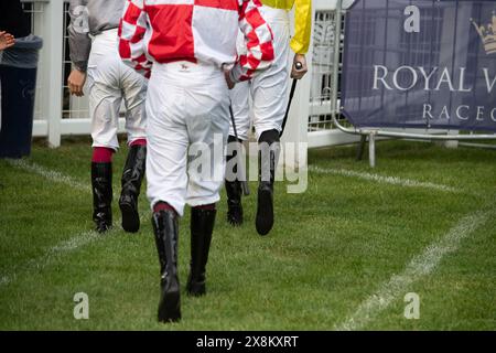 Windsor, Royaume-Uni. 25 mai 2024. Les jockeys se dirigent vers le Parade Ring pour rouler dans le Sri Lanka Paradise Island handicap Stakes au Royal Windsor Racecourse lors de la soirée d'ouverture d'été. Crédit : Maureen McLean/Alamy Live News Banque D'Images