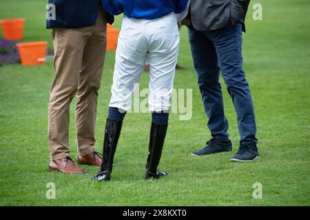 Windsor, Royaume-Uni. 25 mai 2024. Les jockeys se dirigent vers le Parade Ring pour rouler dans le Sri Lanka Paradise Island handicap Stakes au Royal Windsor Racecourse lors de la soirée d'ouverture d'été. Crédit : Maureen McLean/Alamy Live News Banque D'Images