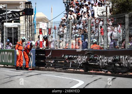 Monte Carlo, Monaco. 26 mai 2024. Les débris sont nettoyés après que Sergio Perez de Red Bull Racing s'est écrasé dans le premier tour lors du Grand Prix de F1 de Monaco sur le circuit de Monaco le 26 mai 2024 à Monte-Carlo, Monaco. (Crédit image : © Beata Zawrzel/ZUMA Press Wire) USAGE ÉDITORIAL SEULEMENT! Non destiné à UN USAGE commercial ! Crédit : ZUMA Press, Inc/Alamy Live News Banque D'Images