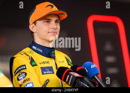 Le pilote australien de formule 1 McLaren Oscar Piastri s’adresse aux médias après la séance de qualification du Grand Prix de F1 de Monaco. Banque D'Images