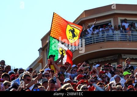 Monaco, Monte Carlo. 26 mai 2024. Ambiance circuit - fans de Ferrari dans la tribune. 26.05.2024. Championnat du monde de formule 1, Rd 8, Grand Prix de Monaco, Monte Carlo, Monaco, jour de la course. Le crédit photo devrait se lire : XPB/Alamy Live News. Banque D'Images