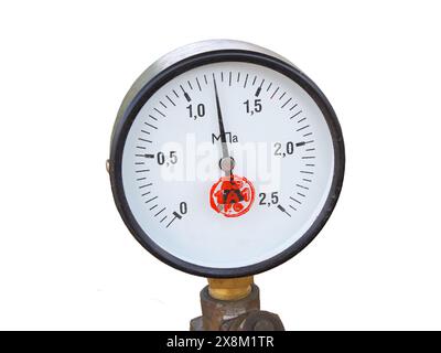 Vieux manomètres industriels circulaires isolés sur fond blanc. Banque D'Images