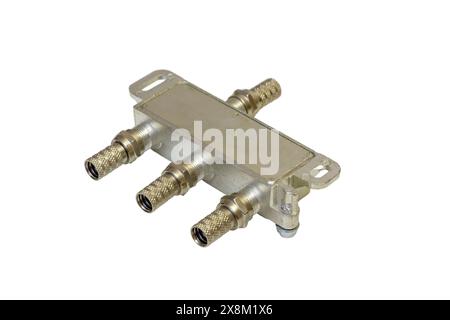 Connecteurs coaxiaux adaptateurs et répartiteur coaxial isolés sur fond blanc. Banque D'Images