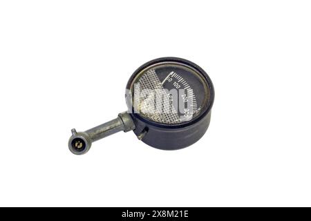 Vieux manomètres industriels circulaires isolés sur fond blanc. Banque D'Images