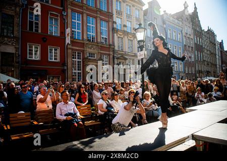 Gdansk, Pologne. 25 mai 2024. L'interprète est vu sur scène lors de la représentation de « Shakespeare sur la passerelle » à Gdansk, en Pologne. A l'occasion du 15ème anniversaire du Théâtre dans la vitrine créée par Jerzy Limon, la Fondation Sfinks et le Théâtre Sfinks Transspecies ont présenté un spectacle en plein air, une performance et une présentation des costumes et créations d'Alicja Gruca. L'inspiration est venue des œuvres scéniques de Shakespeare. Crédit : SOPA images Limited/Alamy Live News Banque D'Images