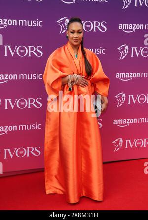 Rebecca Ferguson assiste aux Ivors 2024 au Grosvenor House Hotel à Londres. Banque D'Images