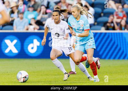 Bridgeview, Illinois, États-Unis. 25 mai 2024. Penelope Hocking (55) et Carson Pickett (16 ans), défenseur du Racing Louisville FC, poursuivent la balle lâche lors du match de football NWSL entre le Racing Louisville FC et les Chicago Red Stars au SeatGeek Stadium de Bridgeview, Illinois. John Mersits/CSM/Alamy Live News Banque D'Images