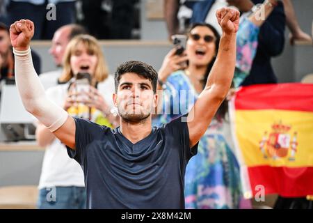 Paris, France. 26 mai 2024. CARLOS ALCARAZ, d’Espagne, célèbre sa victoire du jour 1 lors de l’Open de France 2024, tournoi de tennis du Grand Chelem au stade Roland-Garros. (Crédit image : © Matthieu Mirville/ZUMA Press Wire) USAGE ÉDITORIAL SEULEMENT! Non destiné à UN USAGE commercial ! Banque D'Images