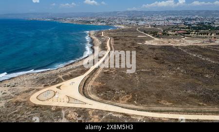 Vue aérienne par drone du sentier côtier de Paphos ville de Paphos, Chypre Banque D'Images