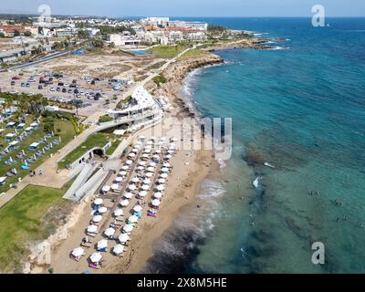 Vue aérienne par drone du Antasia Beach Club et de la plage de Sodap, Paphos, Chypre Banque D'Images