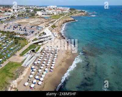 Vue aérienne par drone du Antasia Beach Club et de la plage de Sodap, Paphos, Chypre Banque D'Images