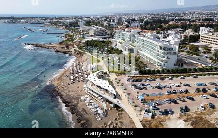 Vue aérienne par drone du Antasia Beach Club et de la plage de Sodap, Paphos, Chypre Banque D'Images