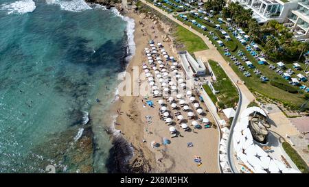 Vue aérienne par drone du Antasia Beach Club et de la plage de Sodap, Paphos, Chypre Banque D'Images