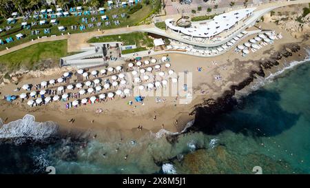 Vue aérienne par drone du Antasia Beach Club et de la plage de Sodap, Paphos, Chypre Banque D'Images