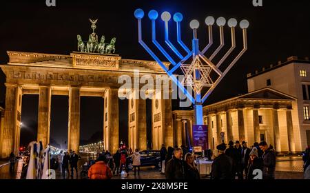 Belin, Allemagne - 21 décembre 2022 : porte de Brandebourg et foudre menorah juive sur une place contre portes à Berlin la nuit Banque D'Images