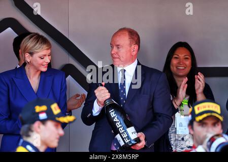 S.A.S. le Prince Albert de Monaco (mon) célèbre avec le champagne sur le podium avec la Princesse Charlene de Monaco. 26.05.2024. Championnat du monde de formule 1, Rd 8, Grand Prix de Monaco, Monte Carlo, Monaco, jour de la course. Le crédit photo devrait se lire : XPB/Alamy Live News. Banque D'Images