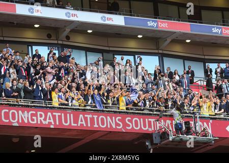 Londres, Royaume-Uni. 26 mai 2024. Southampton célébrez la promotion et la victoire avec un trophée lors de la finale des Play-Off du championnat EFL de Leeds United FC v Southampton FC SKY BET au stade de Wembley, Londres, Angleterre, Royaume-Uni le 26 mai 2024 crédit : Every second Media/Alamy Live News Banque D'Images