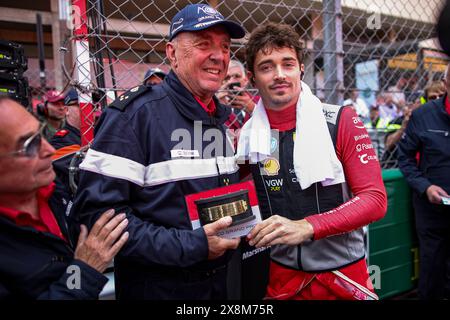 Monaco. 26 mai 2024. LECLERC Charles (mco), Scuderia Ferrari SF-24, portrait avec le trophée marshall lors du Grand Prix de formule 1 de Monaco. , . Championnat du monde de formule 1 du 23 au 26 mai 2024 sur le circuit de Monaco, à Monaco - photo Eric Alonso/DPPI crédit : DPPI Media/Alamy Live News crédit : DPPI Media/Alamy Live News Banque D'Images