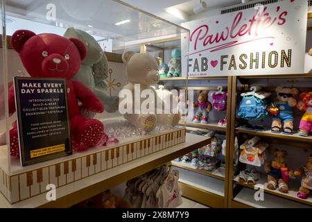 FAO Schwarz est un célèbre magasin de jouets situé au 30 Rockefeller Center, New York City, USA 2024 Banque D'Images