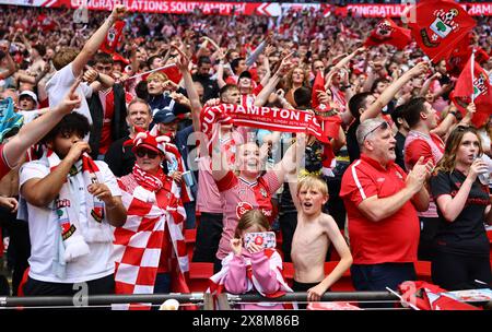 Londres, Royaume-Uni. 26 mai 2024. Les fans de Southampton célèbrent le match du Sky Bet Championship au stade de Wembley, à Londres. Le crédit photo devrait se lire comme suit : David Klein/Sportimage crédit : Sportimage Ltd/Alamy Live News Banque D'Images