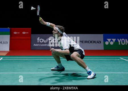 Kuala Lumpur, Malaisie. 26 mai 2024. Viktor Axelsen, du Danemark, joue contre Lee Zii Jia, de Malaisie (non représenté) lors de la finale en simple masculin du Perodua Malaysia Masters 2024 à l'Axiata Arena. Viktor Axelsen a gagné avec scores ; 21/20/21 : 6/22/13. Crédit : SOPA images Limited/Alamy Live News Banque D'Images