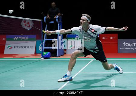 Kuala Lumpur, Malaisie. 26 mai 2024. Viktor Axelsen, du Danemark, joue contre Lee Zii Jia, de Malaisie (non représenté) lors de la finale en simple masculin du Perodua Malaysia Masters 2024 à l'Axiata Arena. Viktor Axelsen a gagné avec scores ; 21/20/21 : 6/22/13. Crédit : SOPA images Limited/Alamy Live News Banque D'Images