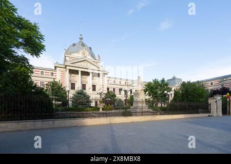 Bucarest, Roumanie. 23 mai 2024. Vue extérieure de l'entrée du bâtiment de l'Hôpital Coltea en centre-ville Banque D'Images