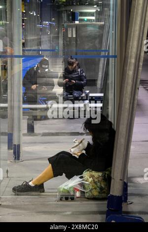 Des gens attendent à une station de métro léger dans le centre-ville nocturne de Calgary, Alberta, Canada Banque D'Images