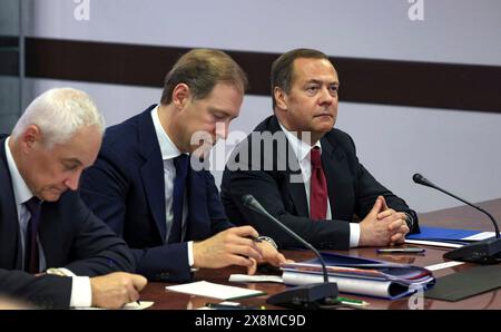 Korolev, Russie. 25 mai 2024. Les dirigeants de l'industrie de la défense russe et les responsables gouvernementaux attendent l'arrivée du président Vladimir Poutine pour une réunion sur les entreprises de l'industrie de la défense, le 25 mai 2024, à Korolev, dans l'oblast de Moscou, Russie. Assis à gauche : le ministre russe de la Défense Andreï Belousov, le premier vice-premier ministre russe Denis Manturov et le vice-président du Conseil de sécurité russe Dmitri Medvedev. Crédit : Vyacheslav Prokofyev/Kremlin Pool/Alamy Live News Banque D'Images