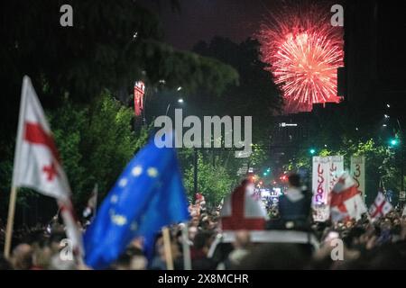 Tbilissi, Géorgie. 26 mai 2024, Tbilissi, Géorgie. Des feux d'artifice sont vus en arrière-plan alors que les manifestants atteignent Vake Park, marquant le jour de l'indépendance géorgienne contre le « projet de loi sur les agents étrangers ». Crédit : Jay Kogler/Alamy Live News Banque D'Images