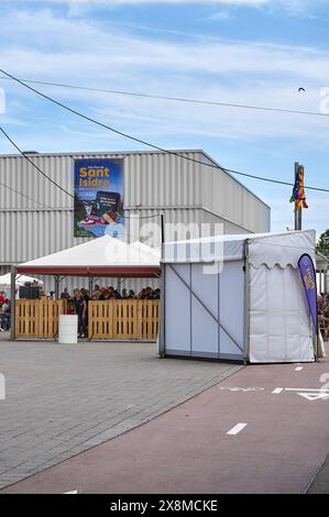 Viladecans, Barcelone, Espagne-26 mai 2024 : la foire Sant Isidro de Viladecans, pleine de couleurs et de joie, attire les visiteurs avec ses stands blancs et sa fête Banque D'Images