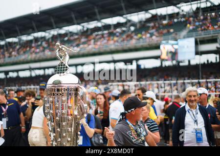 Indianapolis, États-Unis. 26 mai 2024. INDIANAPOLIS, INDIANA - MAI 26 : trophée Borg Warner exposé. Scènes de Around the Brickyard avant l'Indy 500 2024 au circuit automobile d'Indianapolis le 26 mai 2024 à Indianapolis, Indiana. Crédit : Jeremy Hogan/Alamy Live News Banque D'Images