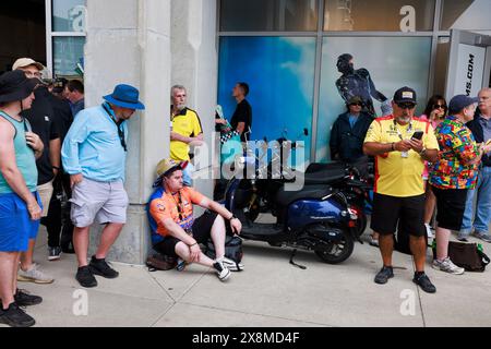 Indianapolis, États-Unis. 26 mai 2024. INDIANAPOLIS, INDIANA - MAI 26 : les fans de course se blottissent après avoir été évacués des tribunes en raison d'un orage. Scènes de Around the Brickyard avant l'Indy 500 2024 au circuit automobile d'Indianapolis le 26 mai 2024 à Indianapolis, Indiana. Crédit : Jeremy Hogan/Alamy Live News Banque D'Images