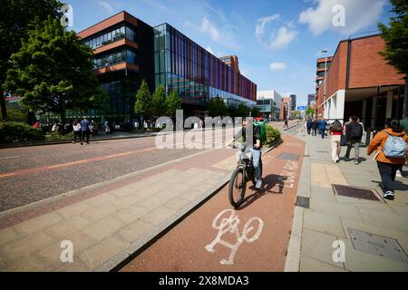 Couloir Manchester Oxford Road avec une piste cyclable dédiée et de nouveaux bâtiments universitaires Banque D'Images