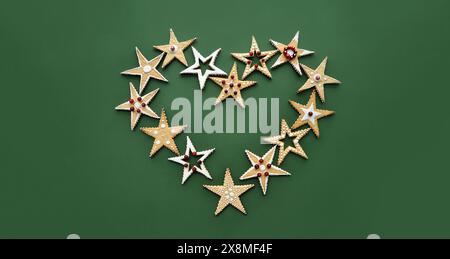 Biscuits faits à la main de Noël en forme d'étoile, décorés d'ornements, de glaçage et de baies. Forme de coeur Banque D'Images