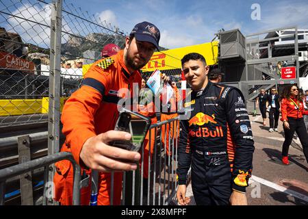 Monaco, Monaco. 26 mai 2024. HADJAR Isack (fra), Campos Racing, Dallara F2 2024, portrait avec un marshall, commissaire de piste, lors de la 5ème manche du Championnat FIA de formule 2 2024 du 23 au 26 mai 2024 sur le circuit de Monaco, à Monaco - photo Sebastian Rozendaal/Dutch photo Agency/DPPI crédit : DPPI Media/Alamy Live News Banque D'Images