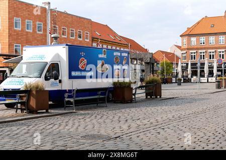 Restaurant dans la grande voiture où ils vendent des hamburgers, shawarma et falafel. Bornholm, Danemark - 26 mai 2024 Banque D'Images