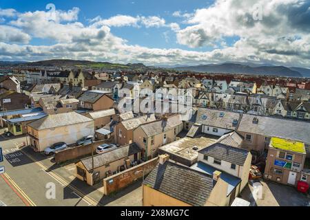 Llandudno Wales UK 26 mai 2024. Vue aérienne d'un quartier résidentiel pittoresque avec des maisons et des montagnes en arrière-plan sous un ciel vibrant Banque D'Images