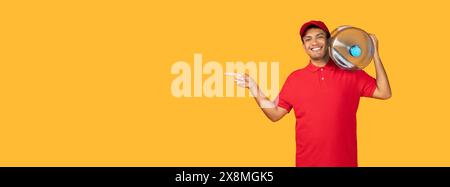 Homme en chemise rouge tenant une grande bouteille d'eau Banque D'Images