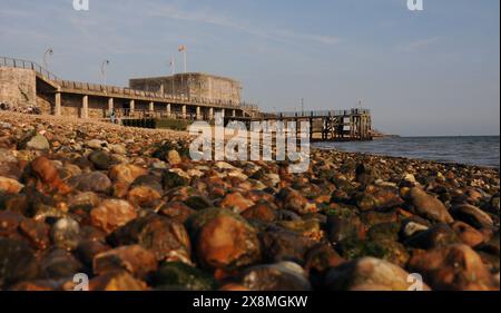 SENTIER CÔTIER ANGLAIS, TOUR CARRÉE, VICTORIA PIER, SALLYPORT, BATTERIE DE POINT, CASERNE DE POINT, HOT WALLS, VIEUX PORTSMOUTH, 2024 PIC MIKE WALKER 2024 Banque D'Images