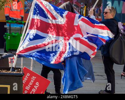 Manchester UK 26 mai 2024.Une manifestation animée avec des drapeaux et des panneaux de l'Union Jack, capturant l'essence des manifestations du Brexit au Royaume-Uni. Banque D'Images