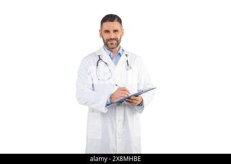 Homme Doctor portant Lab Coat écriture sur presse-papiers, fond blanc Banque D'Images