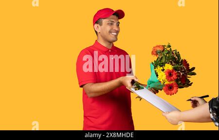 Livreur remettant bouquet de fleurs à la femme Banque D'Images