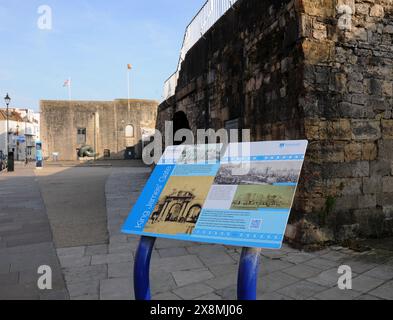 SENTIER CÔTIER ANGLAIS, BATTERIE DE POINT, MURS CHAUDS, LA TOUR CARRÉE, VIEUX PORTSMOUTH, 2024 PIC MIKE WALKER 2024 Banque D'Images