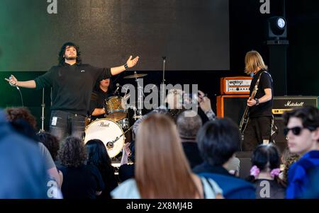 Warrington, Cheshire, Royaume-Uni. 25 mai 2024. Warrington Music Festival 2024, organisé dans l'ancien marché du Golden Square, a accueilli de nombreux groupes locaux, y compris le nouveau groupe d'adolescents 'The Odeens' Credit : John Hopkins/Alamy Live News Banque D'Images