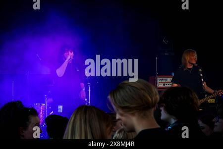 Warrington, Cheshire, Royaume-Uni. 25 mai 2024. Warrington Music Festival 2024, organisé dans l'ancien marché du Golden Square, a accueilli de nombreux groupes locaux, y compris le nouveau groupe d'adolescents 'The Odeens' Credit : John Hopkins/Alamy Live News Banque D'Images